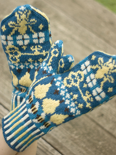 Bee Key Pears Mittens