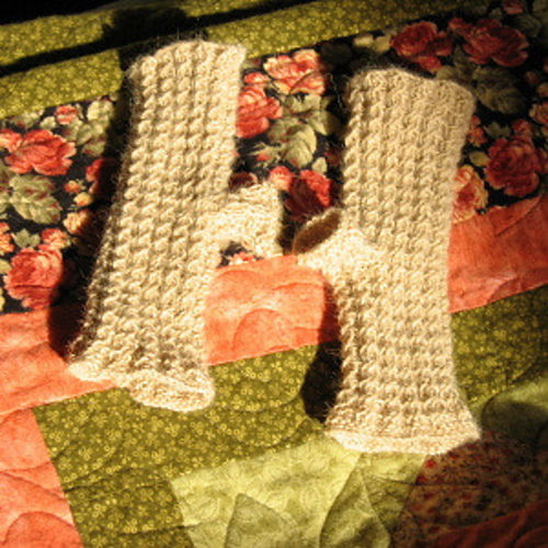 Ravelry: Mini-Rib Neck Gaiter and Mitts pattern by Anne Podlesak