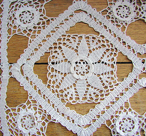 Ravelry: Viennese Waltz Runner pattern by Yoko Suzuki (鈴木陽子)