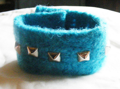 felted bracelet/ wrist band photo 1