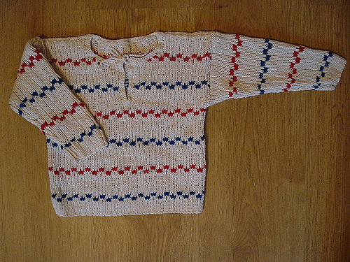 Ribbstickad tröja med rund hals eller sprund