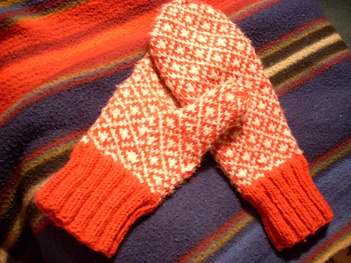 Fleur-de-lis and Diamonds Mittens
