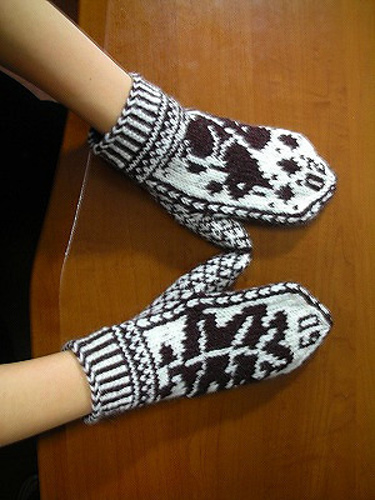 Squirrel and Oak Mittens photo 3