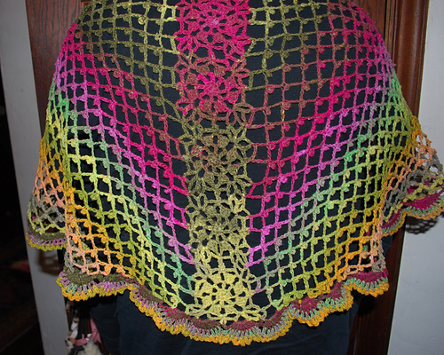 p.8 Elegant Flower Motif Shawl (優雅な花モチーフのショール)
