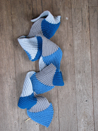 Scarf shaped with turnings in rib