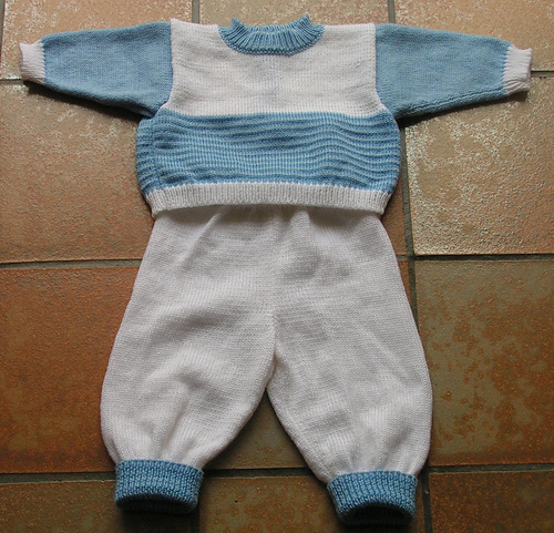 16 - Brassière, pantalon et chaussettes