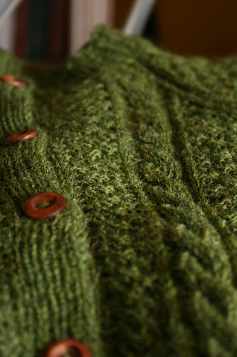 #1909A Jakke med flettemønster og dobbel perlestrikk - byHildeknit