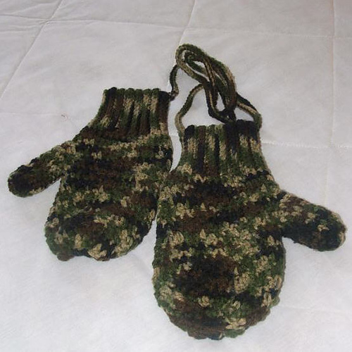 Ravelry Men's Mitts on a String pattern by Carol Ballard