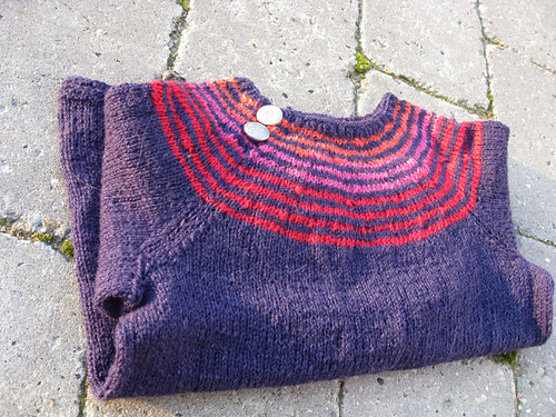Design E: Bluse med rund bærestykke