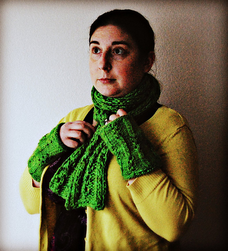 Green Gauntlet and Scarf Set photo 3