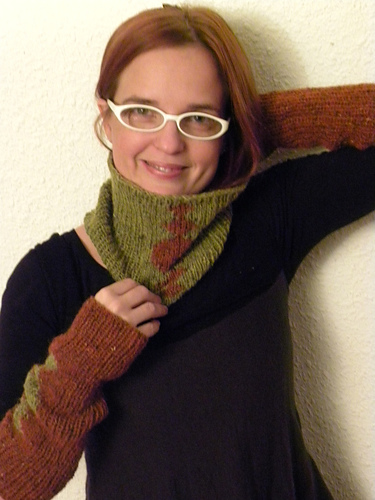 Greta sleeves and cowl photo 3
