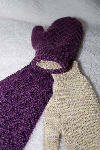 Cafe au Lait Mittens photo 5