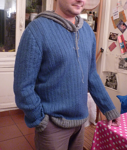 564 Pull V à capuche amovible
