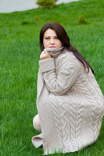 # 11 Verschlusslose Jacke mit Zopfmustern 