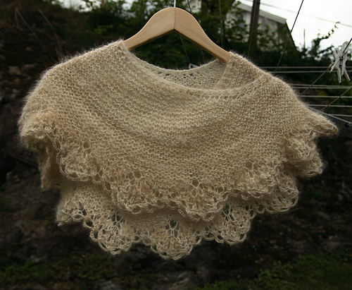 Ravelry: Darling Darling Stay With Me Shawlette pattern by Mona Mono