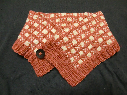 #15 Buttoned Neck Warmer 編み込み模様のボタンどめネックウォーマー