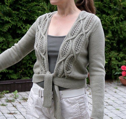 #01 Geknotete Strickjacke mit Lochmusterbordüre