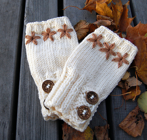 Fingerless gloves with flower embroidery