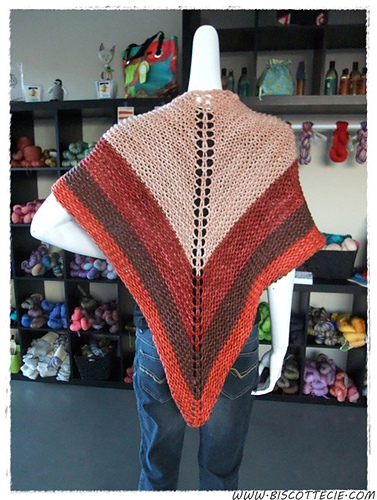 Ravelry: Boomerang Shawl pattern by Biscotte & Cie