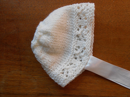 Doll bonnet with lace band