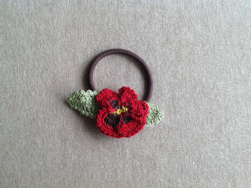 p.32 Pansy hair rubber