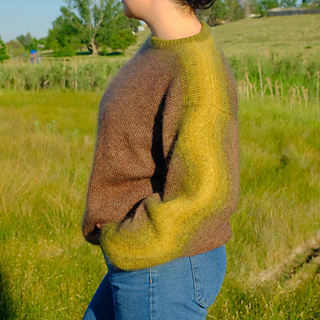 Feminine fit size L. Wearer is 5'6" with 39" bust.