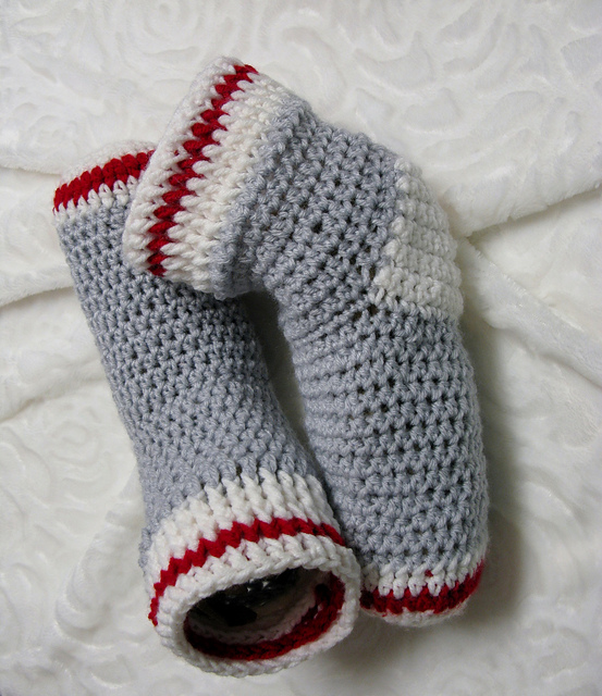ravelry-40-sock-monkey-slippers-pattern-by-3petitesmailles