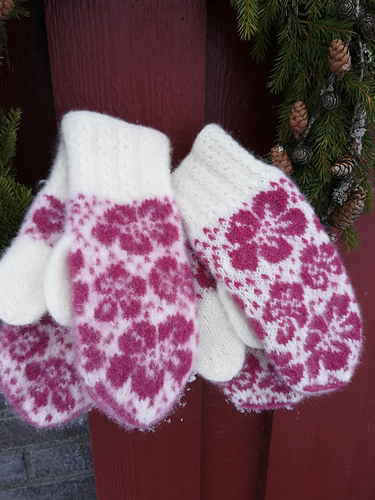 Ravelry: Valmuesøster pattern by StrikkeBea