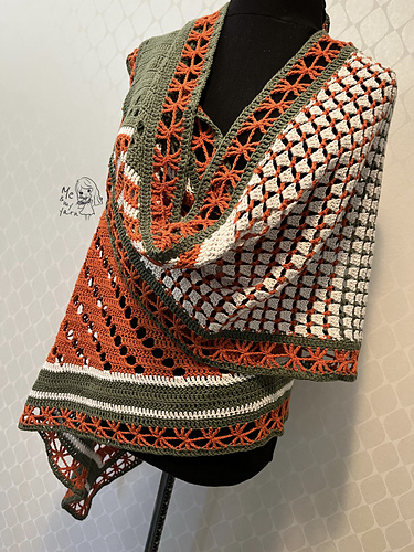 Down the rabbit hole shawl photo 4