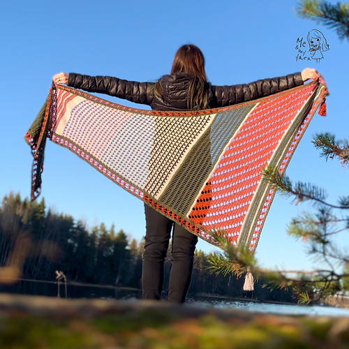 Down the rabbit hole shawl photo 6