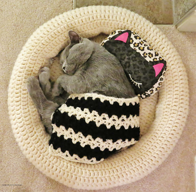Ravelry Fluffy Dreams Pet Bed pattern by Shy Kitten Designs