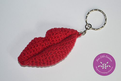 LIPS keychain photo 2