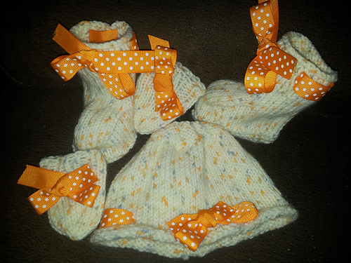 Newborn gift set of hat, mittens and booties photo 1