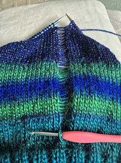 Ladder from dropped stitches for false seam