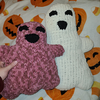 Left is US 8, right is US 11 - same yarn used for different sizes
