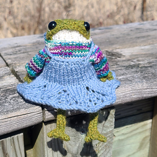 Frog is knitted with drops lima and US 2 needles
Dress in Loops & Threads luxe merino and US 2 needles
