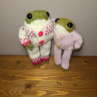 Frogs! Both frogs made with US 2 needles; smaller frog with Drop's alpaca, and larger with DK yarn 