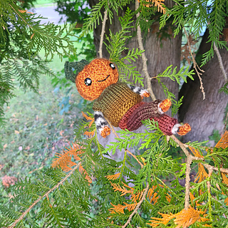 Cinna is wearing the outfit from my yeti pattern, currently named "Everett’s overalls." Made with worsted weight yarn and 3.5mm needles