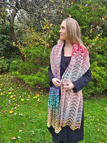 Ravelry: Claddagh Shawl pattern by Carmen Heffernan