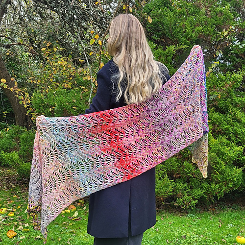 Ravelry: Claddagh Shawl pattern by Carmen Heffernan