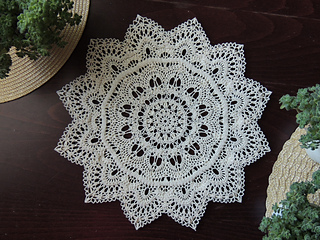 это изнанка, другая сторона салфетки (wrong side of doily)