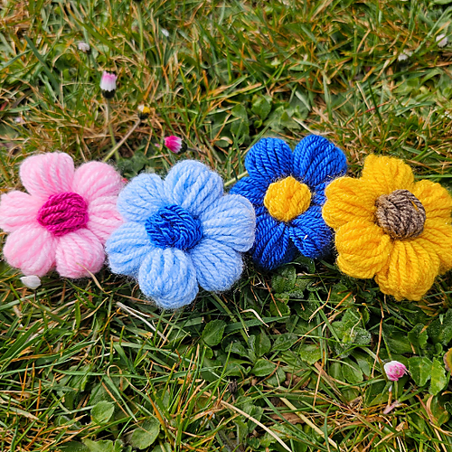 Ravelry: Puff Stitch Daisy pattern by Crafting Happiness