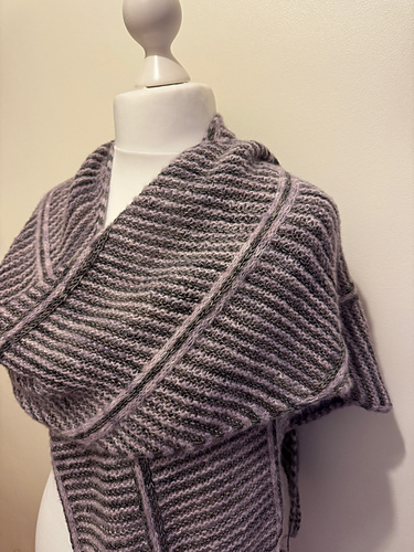 Lining Up Sjal - Nici Griffin