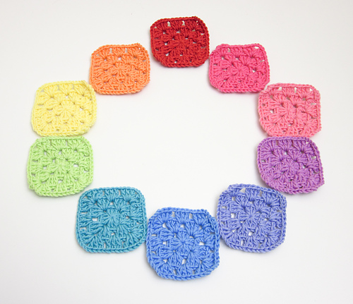 Granny square regnbue baby blanket - Becky Skuse