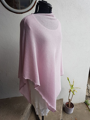 Enkelt poncho, strikket i tynt garn - Bente Andersen