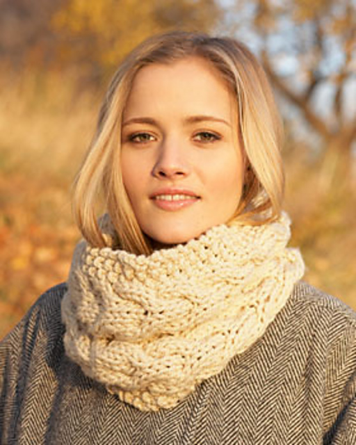 Ravelry: Chunky Cable Cowl pattern by 