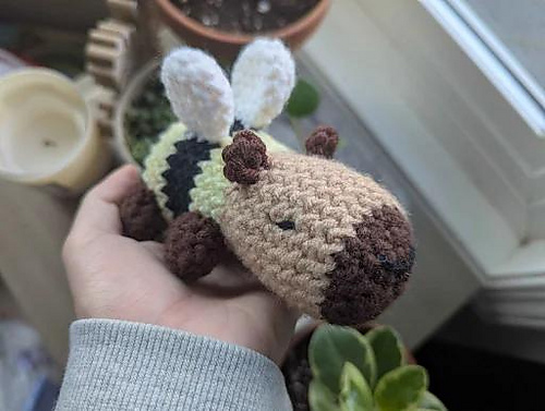 Bee Capybara