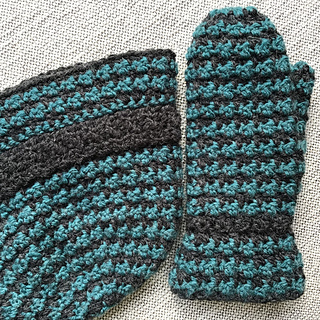 Stitch direction of crochet and wearing is the same.