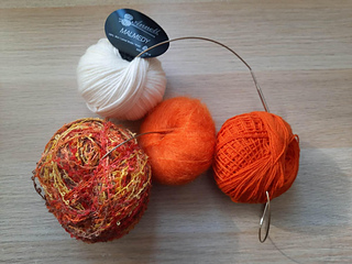 Sometimes I like to add something to a pattern, and that's how I process the leftovers of "Knitt ∜ olive wool"