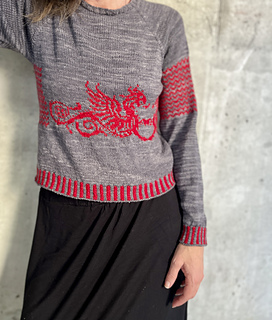 Red Dragon Sweater in "Schiefer" from Alte Künste und "Wollcraft 2026" from Frau Woellfchen